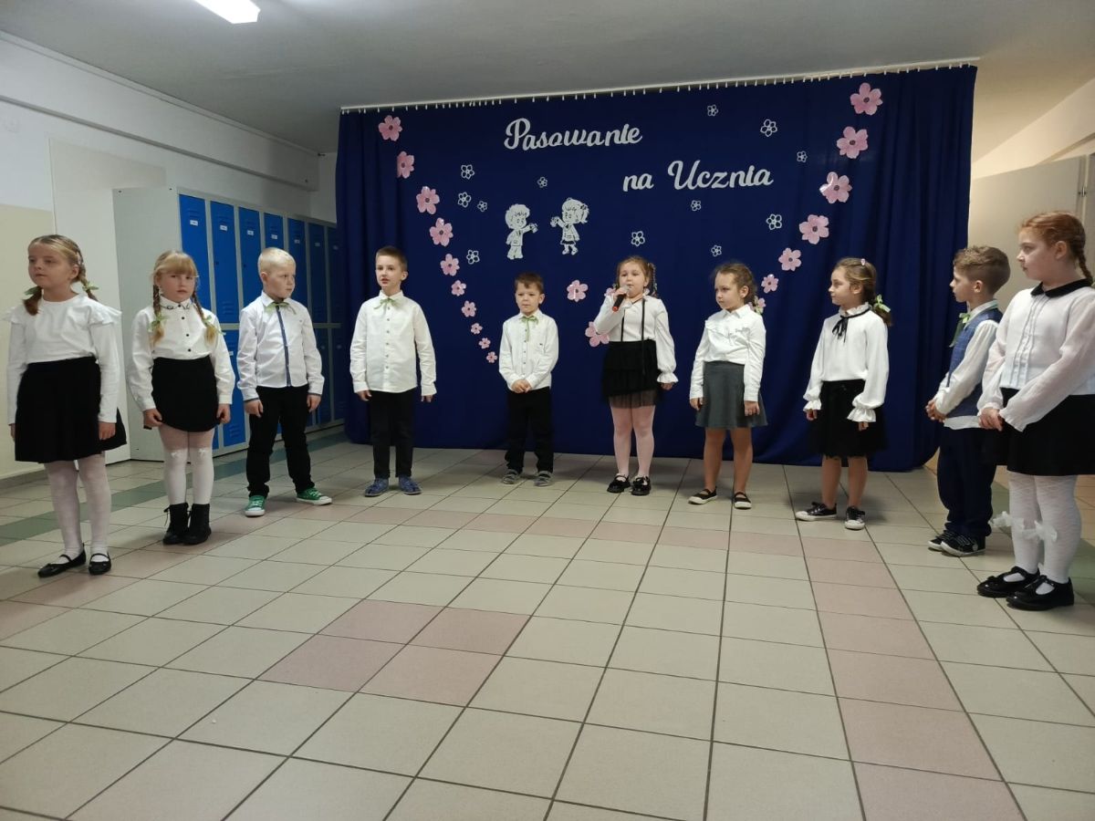 Zdjęcie: PASOWANIE PIERWSZOKLASISTÓW